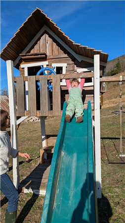 Terrain de jeux pour enfants sous la maison