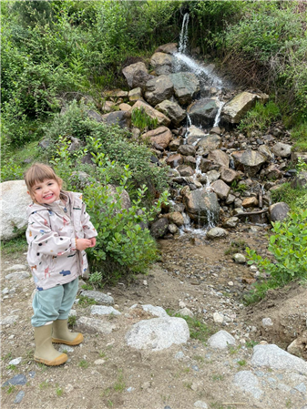 Quel amusement d'aller jouer dans la cascade